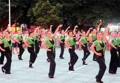 五十岁逆袭广场舞天后,她如何逆袭成为广场舞天后